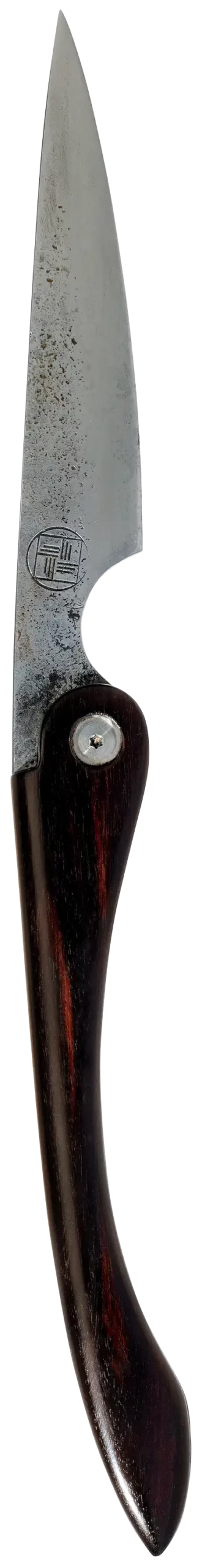 couteau pliant fermé avec une lame longue et étroite ainsi qu'un manche en bois naturel